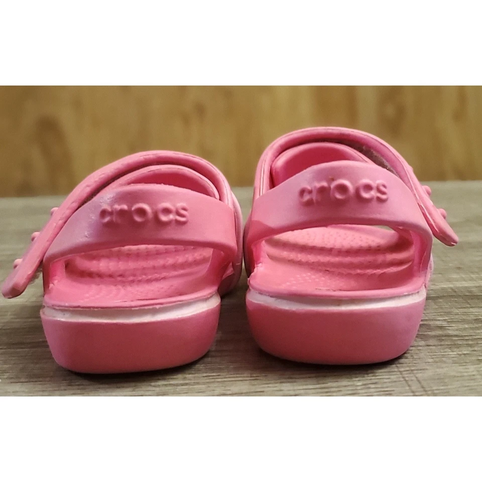 Sandalias Crocs Keeley con dije de pétalos para niños pequeños talla C6 rosa Foto 3 de 4