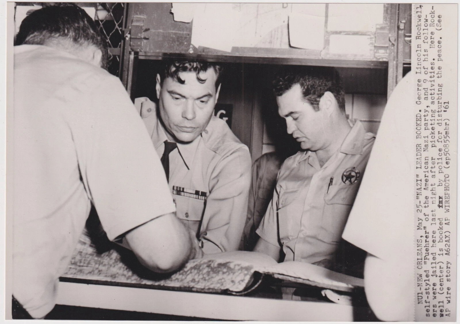 AMERICAN NAZI LEADER GEORGE LINCOLN ROCKWELL ARRESTED * Civil Rights 1961 photo - 画像1/2