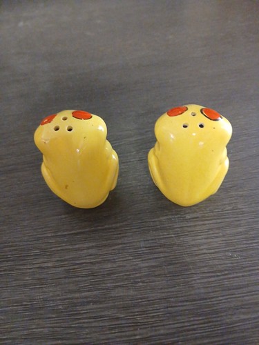 Salt & Pepper Smiling Yellow Frog Shaker Set Ceramic Bug Eyes Vintage  - Picture 3 of 7