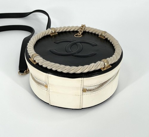 Chanel Black Crumpled Calfskin En Vogue Round Crossbody Handle Bag - Authentic - Picture 11 of 17
