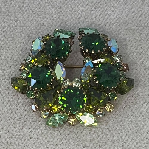 Vintage Sparkly Austrian AB Green Rhinestone Gold Tone Wreath Brooch Pin, 1930s - Picture 5 of 8