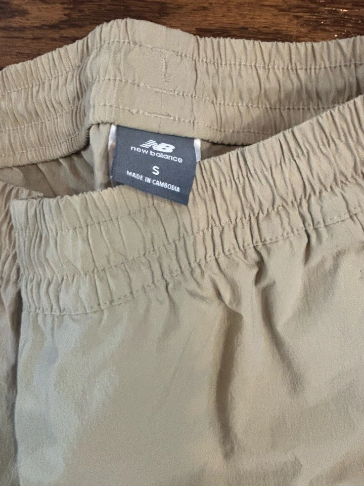 Pantalones de chándal New Balance pequeños para hombre Foto 3 de 3