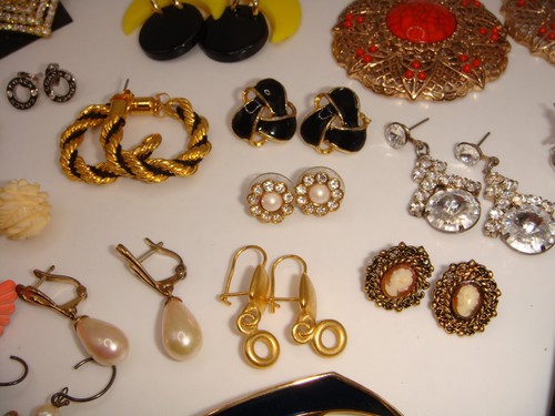 LOT OF 20 PAIRS EARRINGS VINTAGE TO MODERN FOR PIERCED EARS ESTATE LOT #7 - Picture 4 of 15