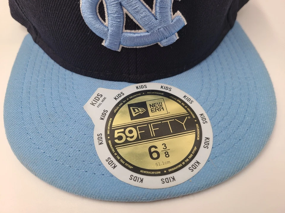 Jóvenes Carolina del Norte UNC Tacones Alquitranados New Era 59Fifty Ajustados 6 3/8 Gorra Niño NCAA Foto 3 de 4