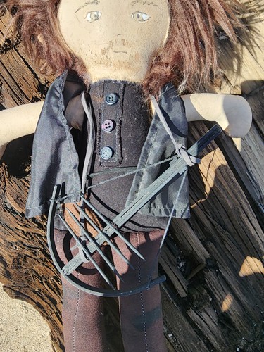 Bambola Daryl Dixon fatta a mano TWD The Walking Dead ispirata OOAK Rag Doll balestra - Foto 23 di 24