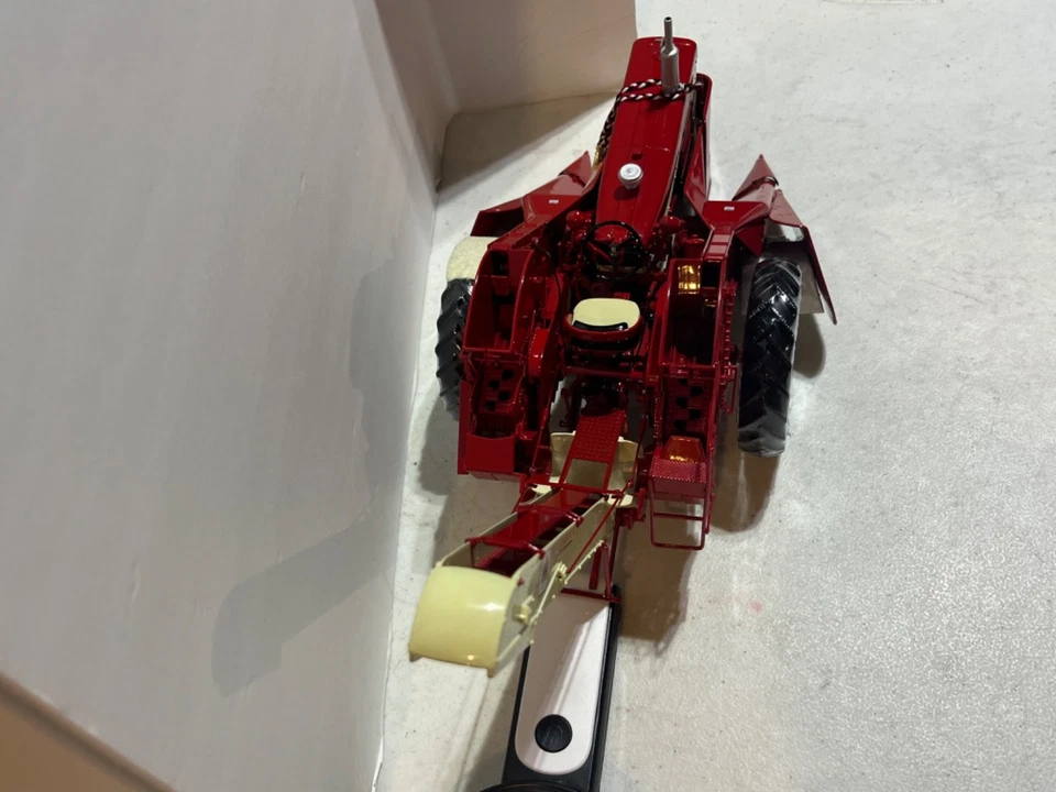 Farmall/IH 560 Tractor w 2-MH Cornpicker Precision #14 NIB 1/16 Scale by Ertl - Image 4 of 4