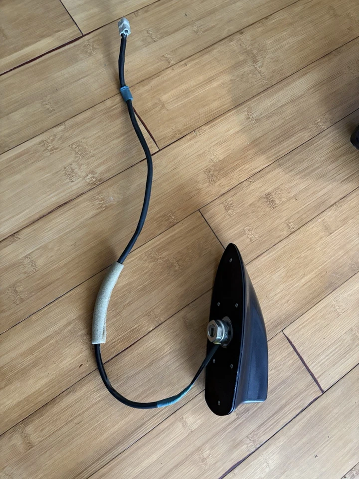 Toyota Prius C 2015-2019 radio techo aleta de tiburón antena OEM gris carbón con cable Foto 2 de 4