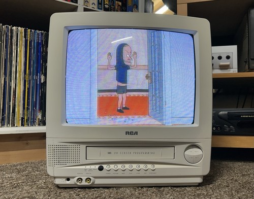 Vintage RCA T13070WH 13” CRT TV/VHS Combo Player w/ Remote White TESTED ✅ - Picture 18 of 18