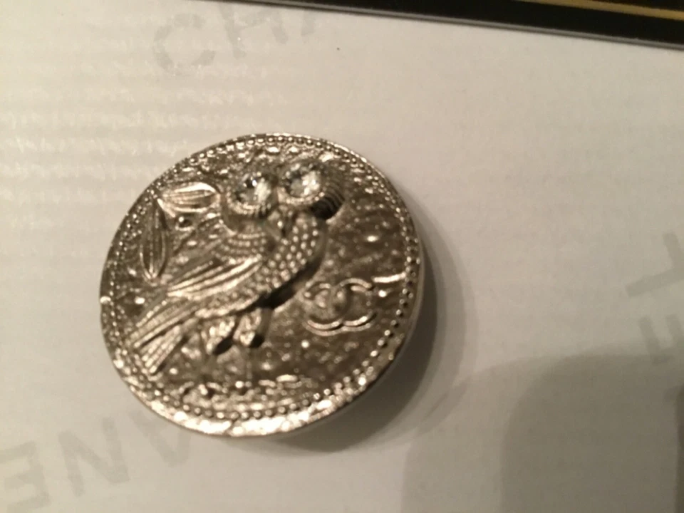 Chanel Knopf Eule mit Glasaugen, mit CC Logo, aus  Metall,  Durchmesser ca. 24mm - Bild 2 von 4