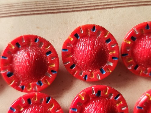Plaque lot 12 gros boutons anciens en verre rouge art deco peint 1,7 cm - Bild 6 von 8