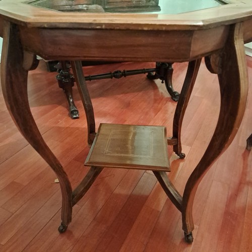 Tavolino ottagonale antico inglese a scrigno espositore e rotelle - Foto 3 di 8