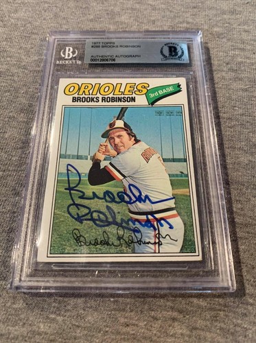 BALTIMORE ORIOLES - BROOKS ROBINSON AUTOGRAPH 1977 TOPPS #285 BECKETT SLAB