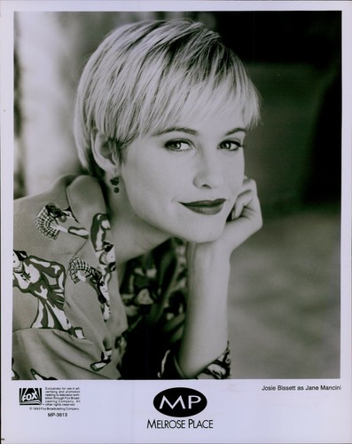 LG820 1993 Original Photo JOSIE BISSETT Melrose Place Jane Mancini Sexy Actress - Picture 1 of 2