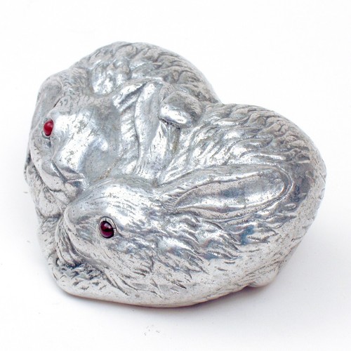 Arthur Court Heart Shaped Bunnies Paperweight Carnelian Eyes Aluminum 1993 - Picture 3 of 4