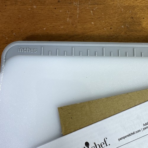 Tabla de cortar Pampered Chef Bar 1001 8" x 61/2" gris bordes antideslizantes lavaplatos - Imagen 2 de 3