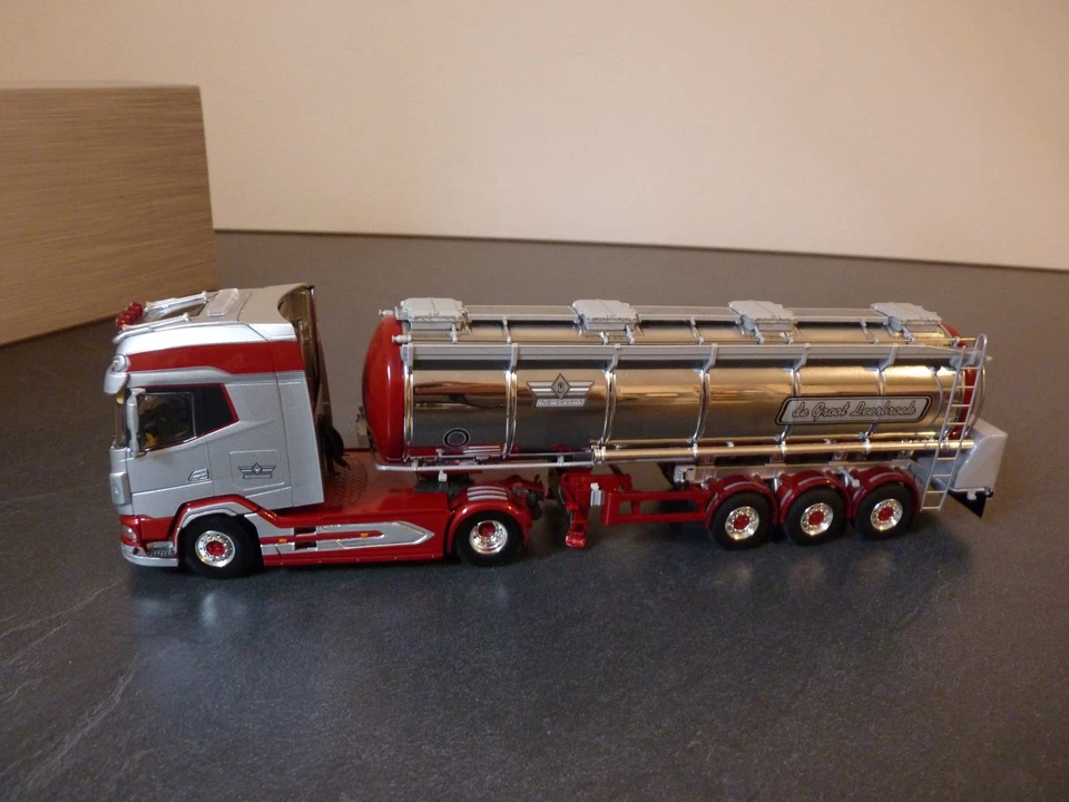 DAF XG+ 4x2 Zugmaschine mit Tanktrailer " DE GROOT " v.WSI 1:50 - Bild 2 von 4