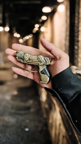 Butane Gas Refillable Cigarette Lighter Tiger Gun Look Designer Stylish - Picture 1 of 3