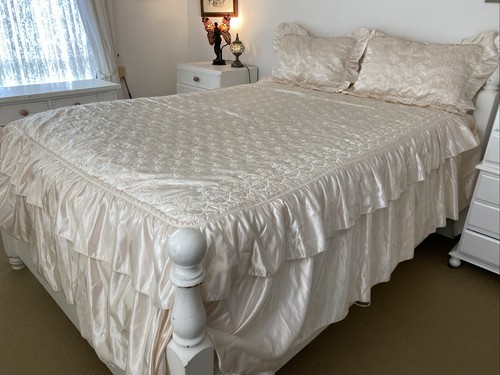 Vintage Cream Quilted Floral Embroidered Satin Double / Queen Bedspread Set - Picture 4 of 22