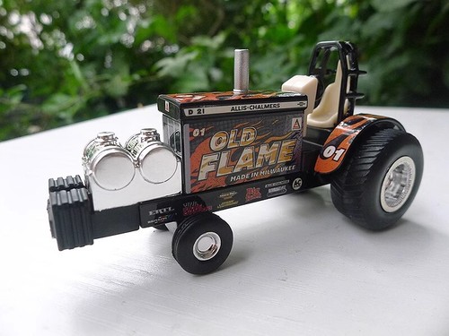2024 ERTL 1:64 PULLER Allis-Chalmers D21 *OLD FLAME* Pulling Tractor NIP - Picture 3 of 9