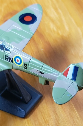 BRITISH SPITFIRE WW II ROYAL AIR FORCE DIECAST W/ STAND - Picture 6 of 7