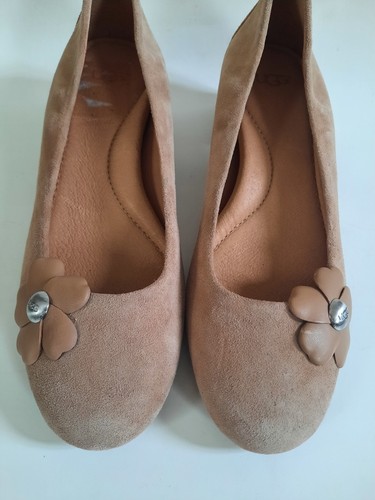 Ugg Tan Suede Leather Block Heels With Flower Detail Sz 8 1092280 Slip On NWOB - Picture 6 of 12