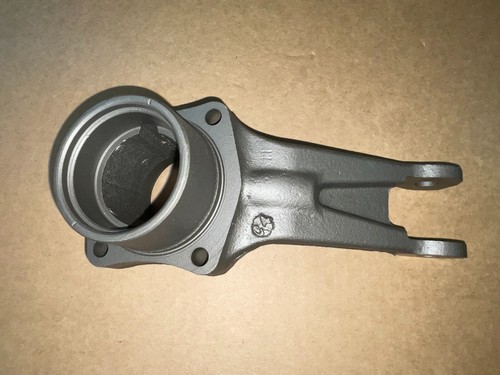 Corvette trailing arm spindle bearing support RH 65-68 69 70 71 72 73 74-82 GM - Foto 7 di 11