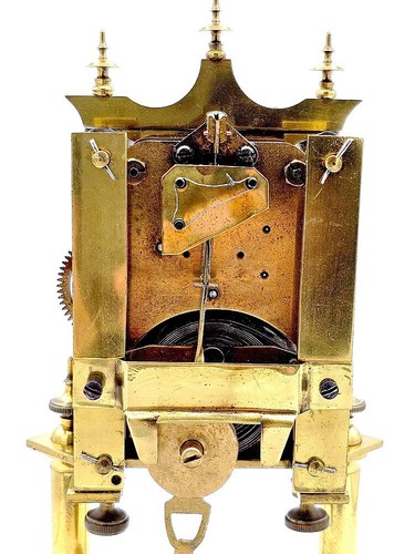 Antiguo reloj de péndulo de mesa de latón con cúpula de cristal y llave c 1900 - Imagen 11 de 13