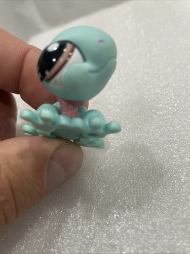 Littlest Pet Shop Exclusive Gecko Lizard #1667 Minty Green Pink Spotted Necklace - Picture 8 of 9