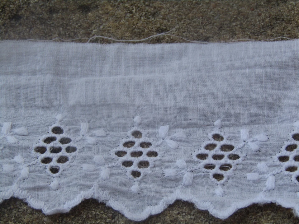 270 cm de  dentelle ancienne broderie anglaise largeur 7,5 cm coton fin - Photo 2/3