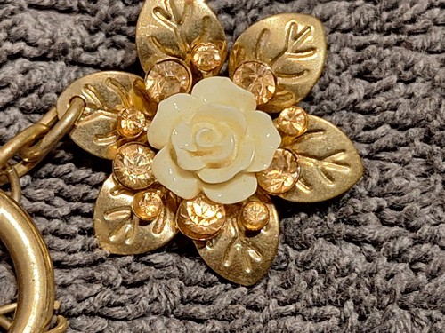 Gold Tone Multi Charm Twisted Long Chain Necklace Rose Flower Heart Rhinestone - Bild 9 von 14