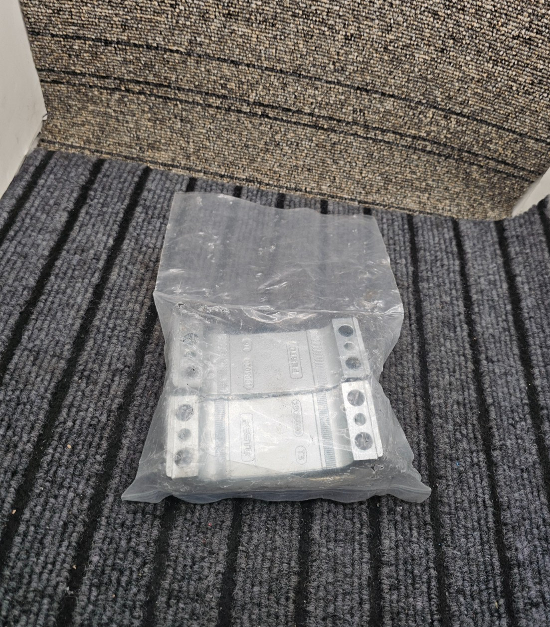 Festo 2214971 Trunnion Mounting Assembly DAMT-V1-63-A Fits 63mm Cylinder Bore