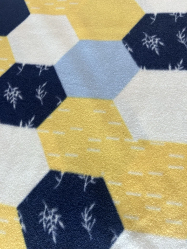 Vellón de ventisca con estampado de panal azul y amarillo 5 yardas disponibles Foto 2 de 2