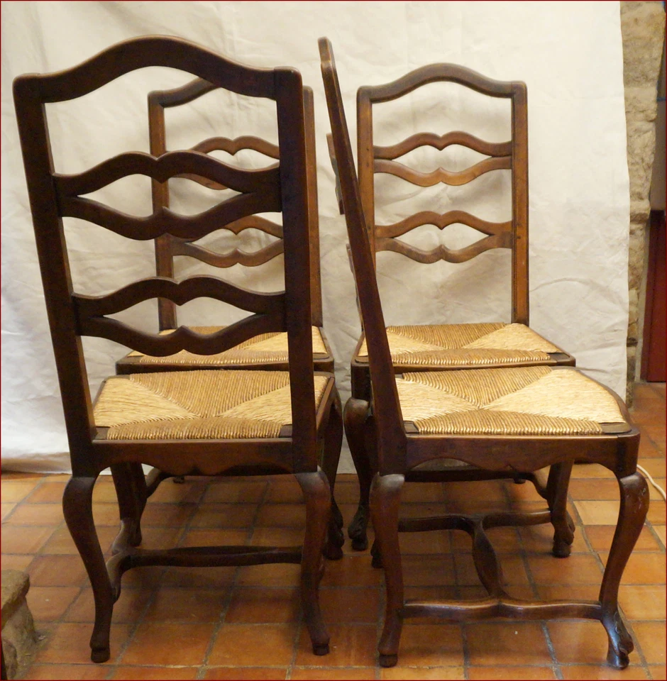 Juego de 4 sillas de comedor provinciales Luis XV talladas en nogal asiento Rush finales del siglo XIX Foto 2 de 4