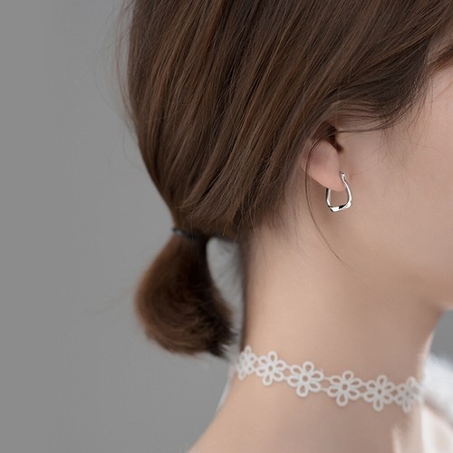 Orecchini a cerchio huggie minimalisti argento sterling 925 attorcigliato a forma di U A4344 - Foto 4 di 9