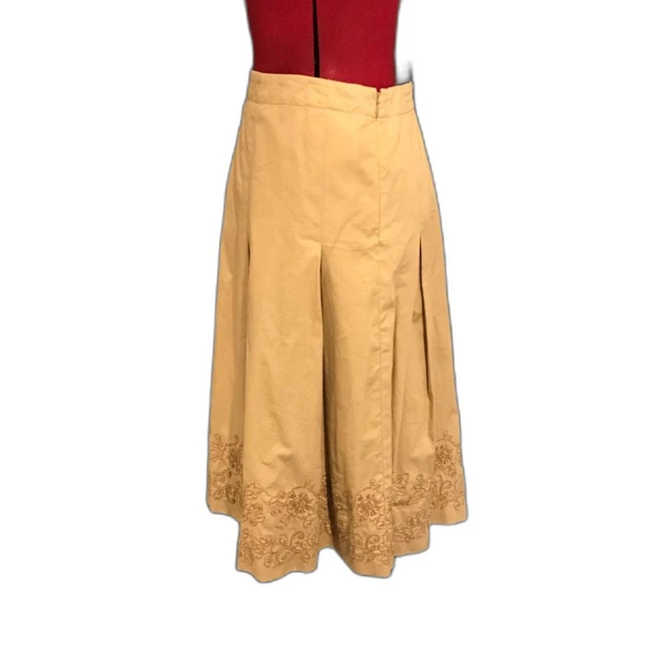 Tommy Hilfiger Skirt Women’s Size 8 Beige Pleated 100% Cotton Embroidered Hem - Image 2 of 4