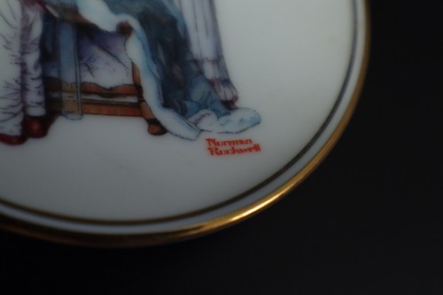 Plato de coleccionista Norman Rockwell GOING OUT porcelana miniatura 1983 vintage - Imagen 4 de 9