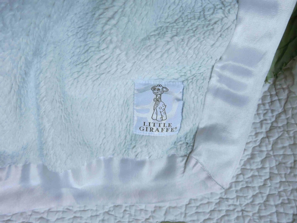 Manta de seguridad Little Giraffe Baby azul esponjosa con borde satinado blanco sobre la marcha en muy buena condición Foto 2 de 3