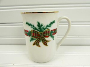 The-Hunt-by-Georges-Briard-Mug-Red-amp-Green-Plaid-Band-Bow-amp-Pine-Branches-b204