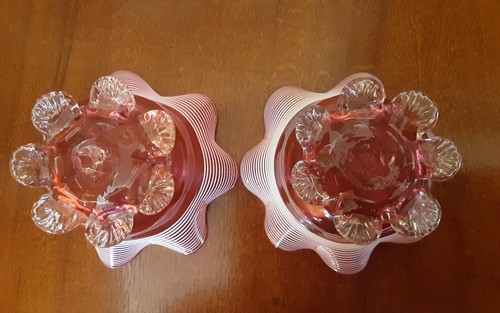 A PAIR OF CRANBERRY COLOURED SALTS WITH WHITE RIBBON DECORATION TO FLUTED TOP - Picture 6 of 8