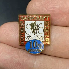VTG 1985-95 Southern Handcraft Society Inc 10 Year Anniversary Hat Lapel Pin