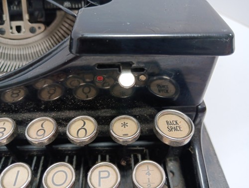Vintage Royal Black Portable Typewriter Model P  W/ Case Serial # P142348 - Picture 9 of 19