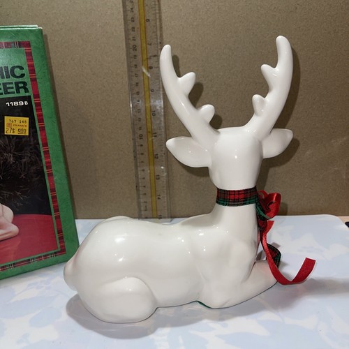 White Ceramic Laying Reindeer Christmas Decoration with Plaid Bow & Pine cones - Foto 3 di 10