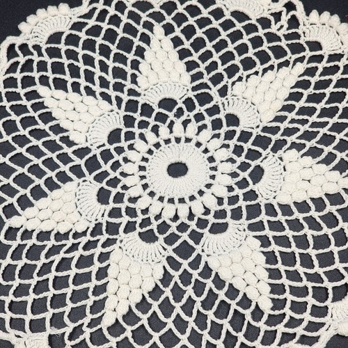 White Crochet Pineapple Design Doily Vintage 12-Inch Round Linen Pad - Picture 3 of 4