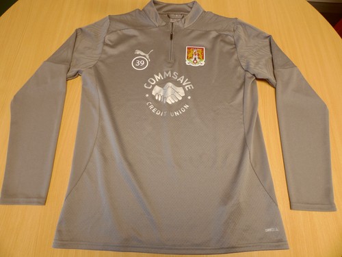 NORTHAMPTON TOWN FC | 39 | CALLUM MORTON | TOP DE ENTRENAMIENTO CON CREMALLERA 1/4 2024-2025 | Talla M - Imagen 3 de 5