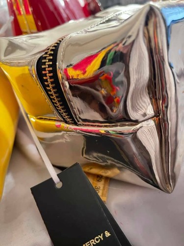 Bolso de maquillaje de belleza dorado con espejo Imoshion - Imagen 3 de 4