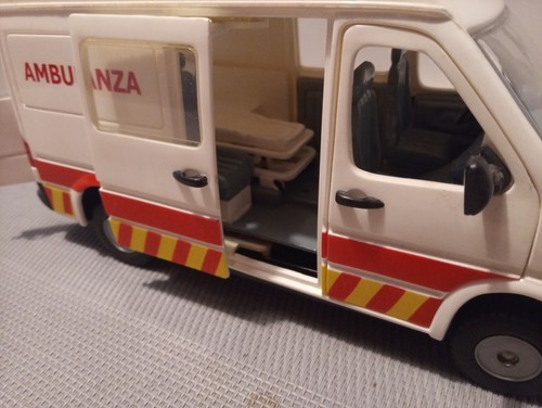 Modellino Mercedes ambulanza scala 1:25 in materiale plastico con dettagli - Foto 8 di 11