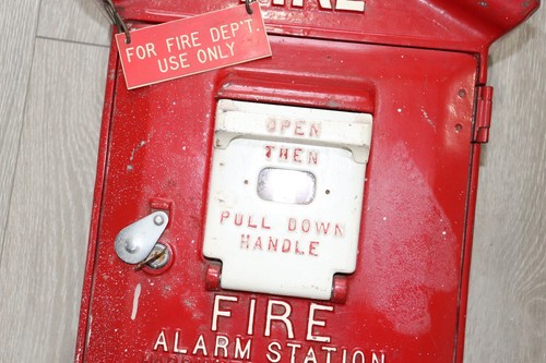 Vintage Harrington Signal Fire Alarm Box with Key - Picture 4 of 14
