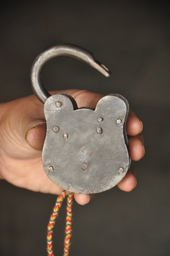 2 Pc Vintage Iron Unique Shape Handcrafted Solid Padlock - Picture 7 of 8