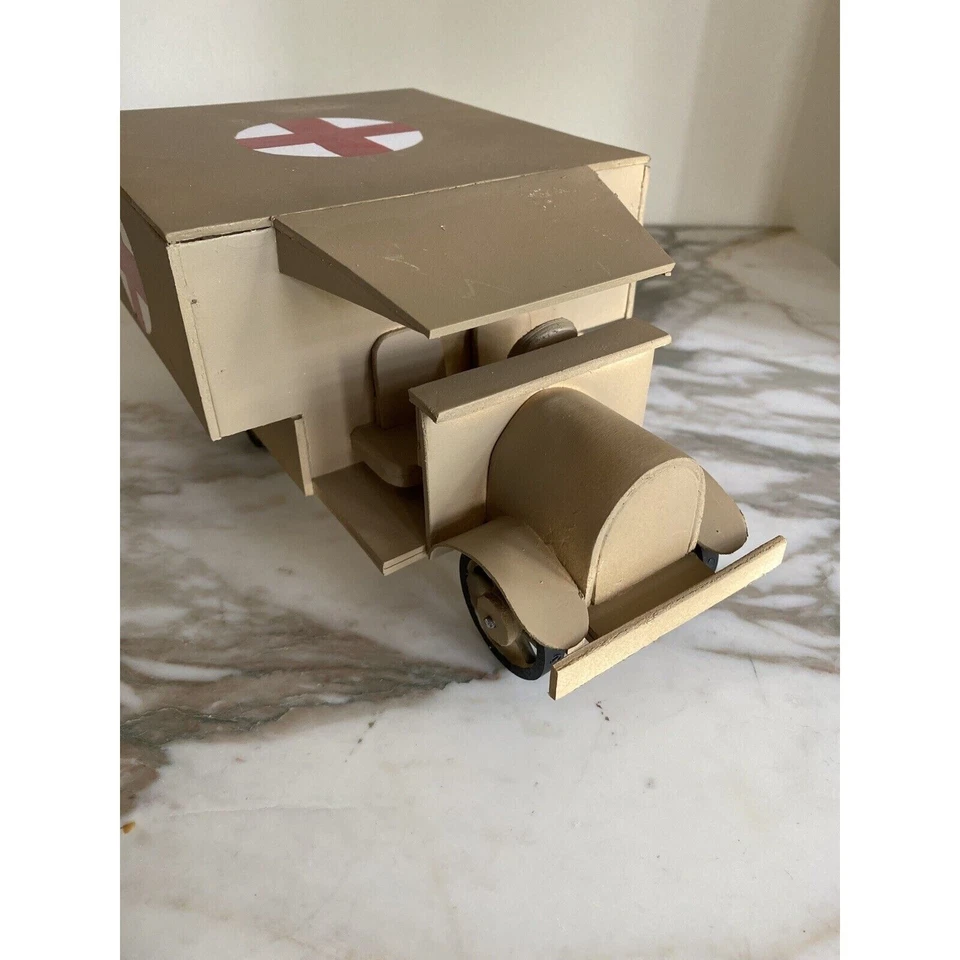 Juguete Jeep médico de madera militar modelo hecho a mano Foto 3 de 4