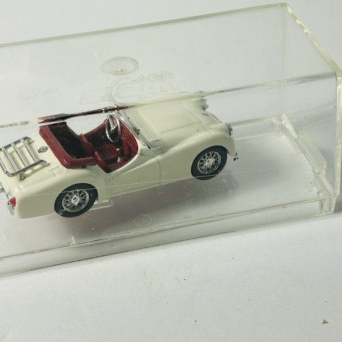 De colección Vitesse 1956 Triumph TR3 Blanco Abierto Convertible Diecast Rojo Interior 1/43 - Imagen 4 de 9